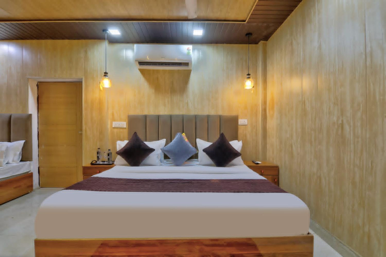 Bedroom 1, The King Plaza, Delhi