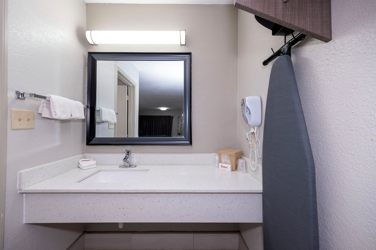 Bathroom 4, Red Roof Inn Bay Minette, Baldwin