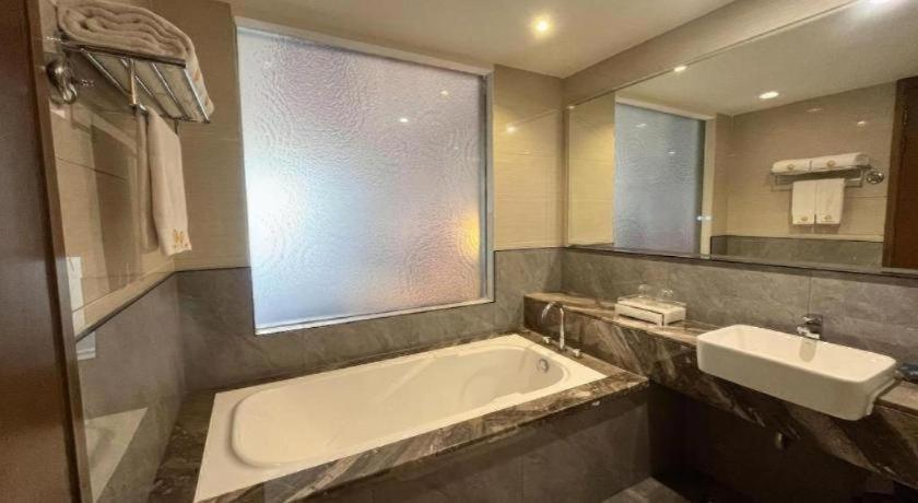 Bathroom 4, Liuzhou Sanjiang Dongxiang Hotel, Liuzhou
