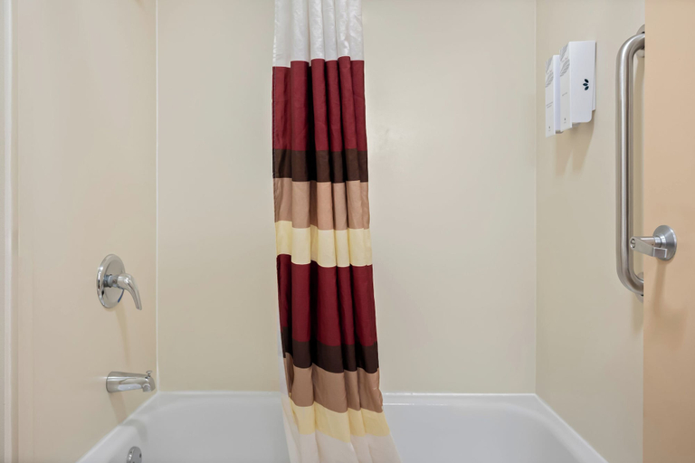 Bathroom 3, Red Roof Inn & Suites Houma, Terrebonne