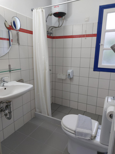 Bathroom, Kyfanta, studios & apartments in Kyparissi, Peloponnese