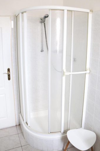 Bathroom 3, Villa Mayotte, Cheb
