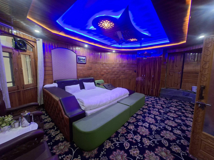 Room 5, Deluxe Room Holiday Homes, Srinagar