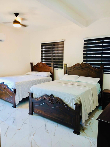 Room 1, Santa Capuza Las Brisas, Sánchez
