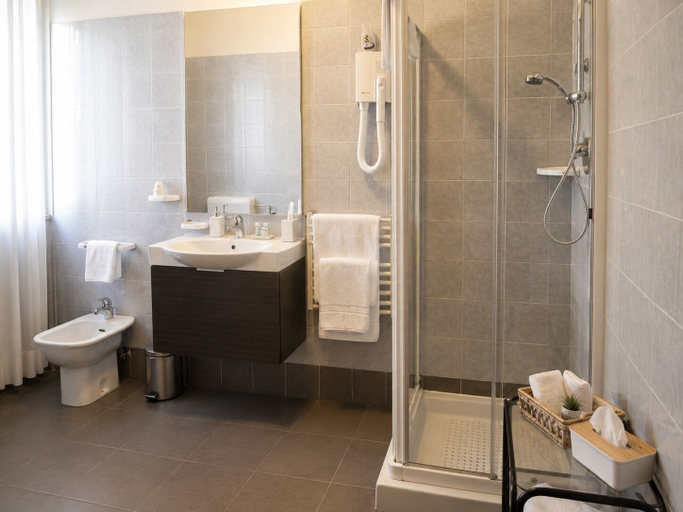 Bathroom 5, Phi Hotel Pianfei, Cuneo