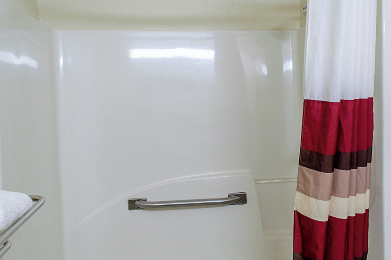 Bathroom 4, Red Roof Inn & Suites Middletown - Franklin, Warren