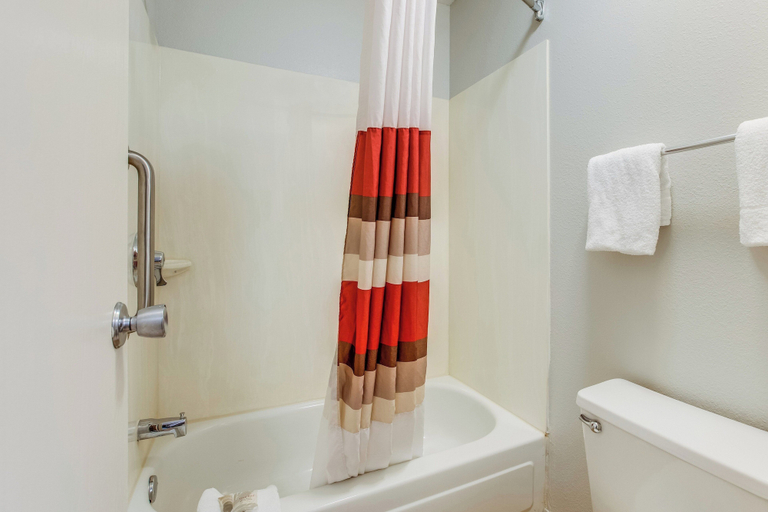 Bathroom 4, Red Roof Inn Lansing West - MSU, Eaton