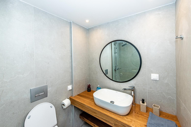 Bathroom 4, Memoria, Crete