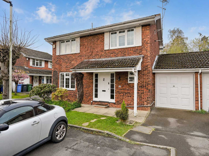 Room 5, Luxury 4BR Windsor Near M4 LHR Free Parking, Windsor and Maidenhead