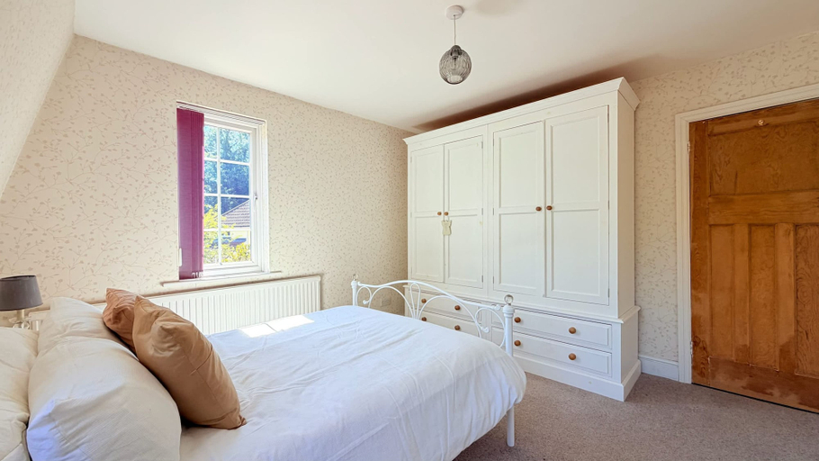Room 2, Dutch Cottage Spacious 2-bed w Large Garden, Essex