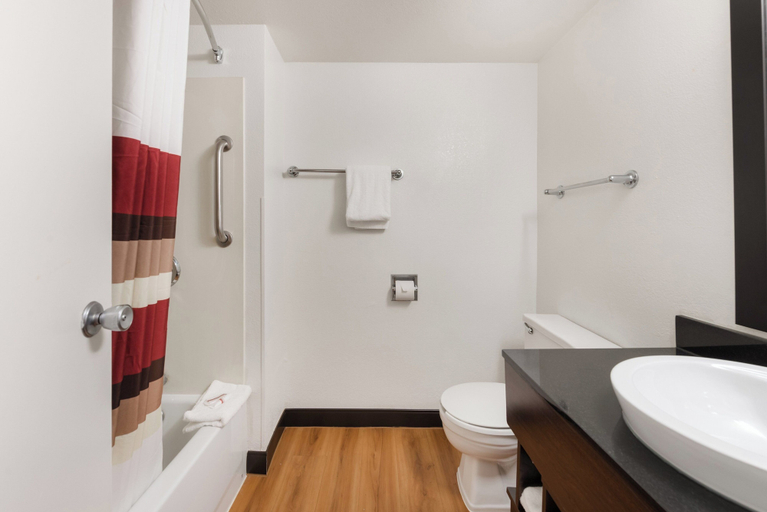 Bathroom 4, Red Roof Inn PLUS+ Columbus - Worthington, Franklin