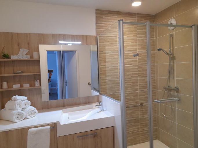 Bathroom 2, DOMITYS LES CERNEAUX, Nord