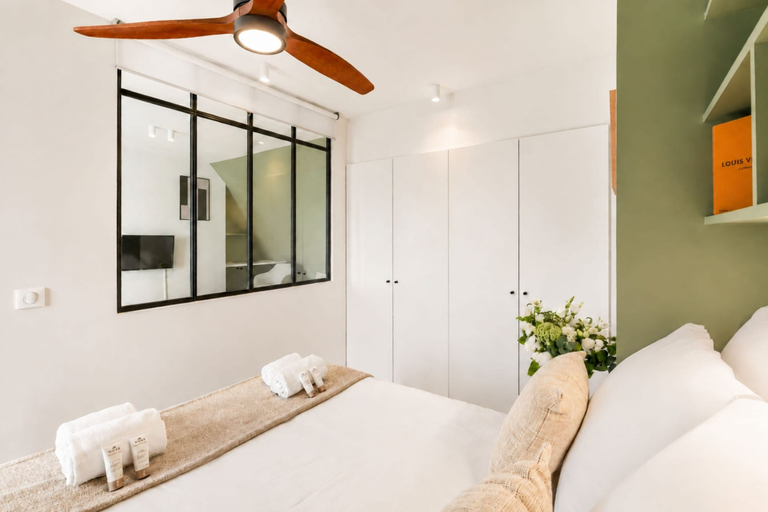 Room 3, 1530 Roux, Paris