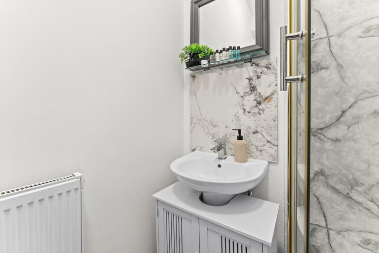 Bathroom 4, 3 Bedroom Apt at Birmingham J Q With Parking, Birmingham