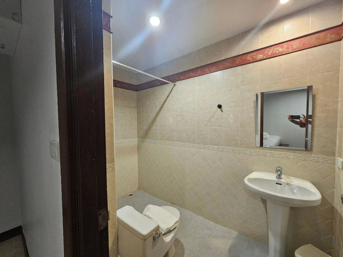 Bathroom 5, Anda See House, Mueang Krabi