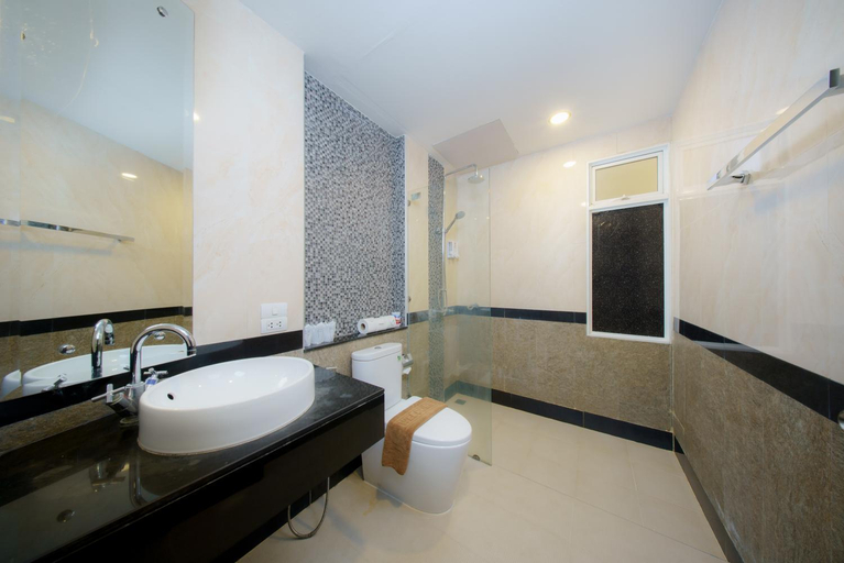 Bathroom 4, Aonang Regent, Mueang Krabi