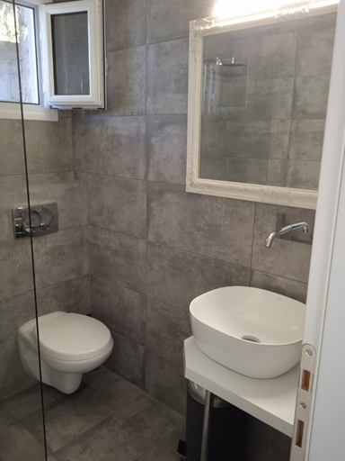 Bathroom 3, Kika Apartments, Epirus