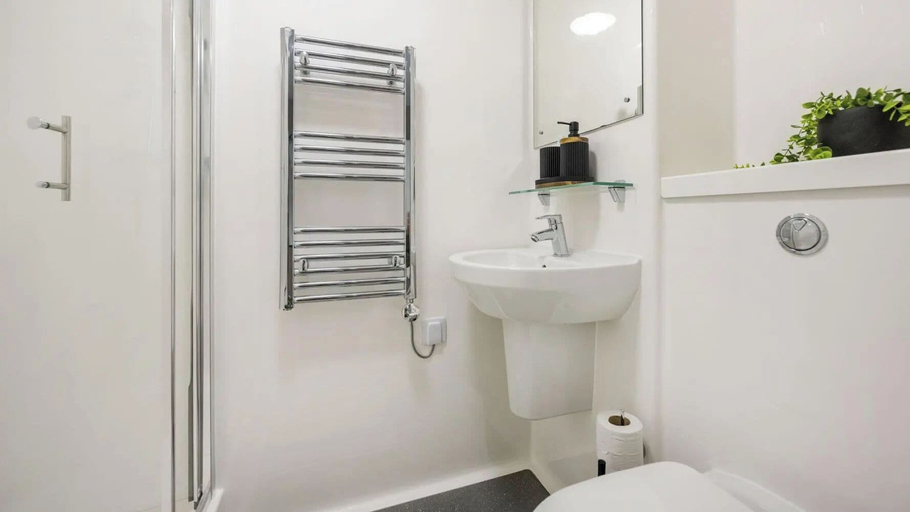 Bathroom 3, Student Only Sizer Court, Lancashire