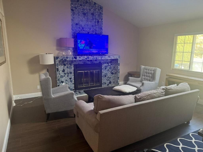 Living area, Large Private Room Near Meta & Tech Hubs, San Mateo