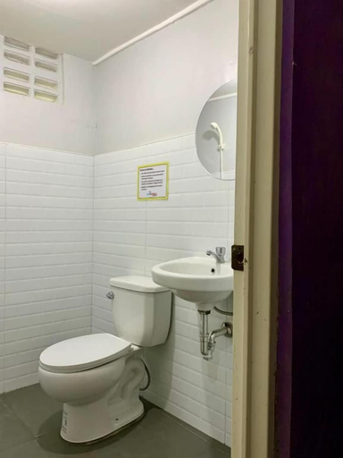 Bathroom 3, Old Parola Seaside Cottages, Baler