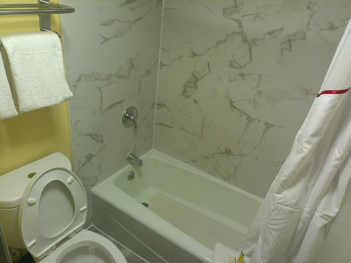 Bathroom 4, Red Roof Inn Hampton Coliseum, Hampton