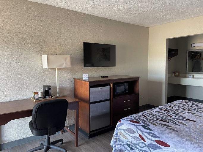 Bedroom 2, Red Roof Inn LaGrange, Troup