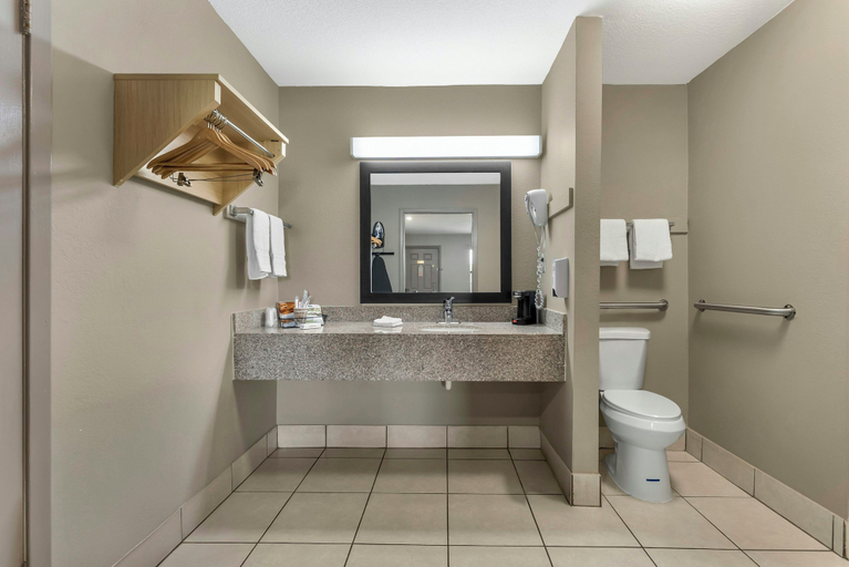 Bathroom 5, Red Roof Inn West Memphis, AR, Crittenden