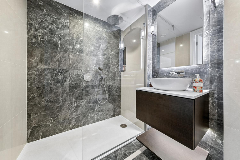 Bathroom 3, Serene & Lovely Apartment in Paddington, London