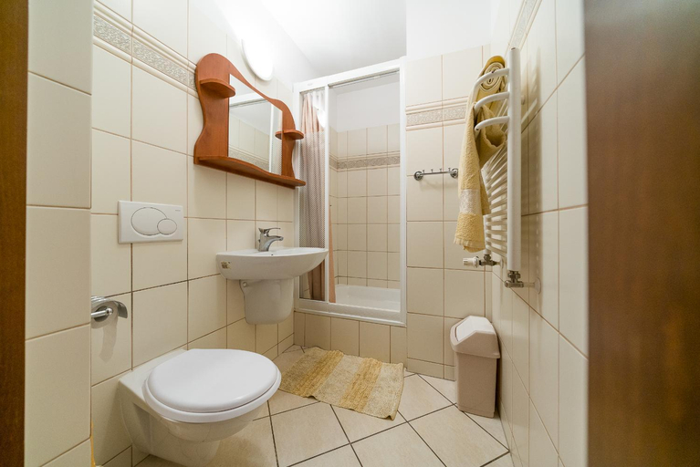 Bathroom 5, willa-anna, Puck