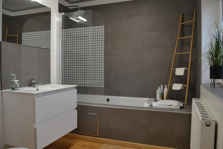 Bathroom 5, En Chapoisie, Namur