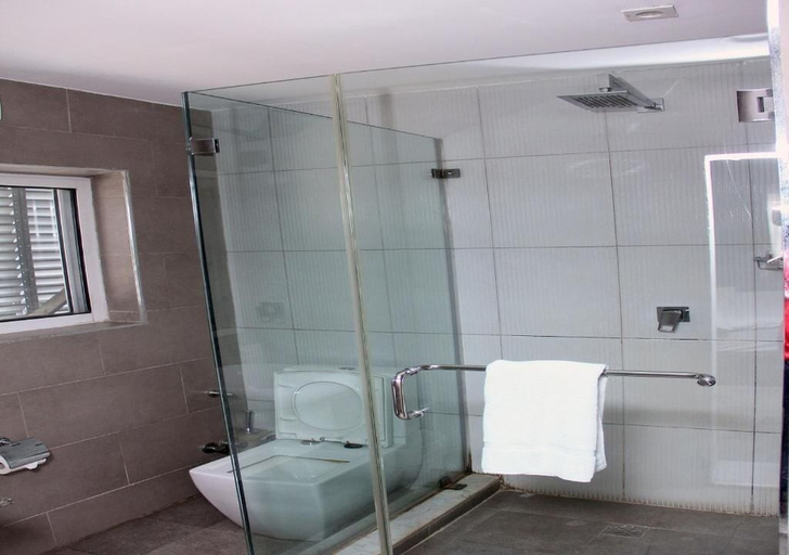 Bathroom 4, Maison Hotel By Fahrenheit, Eti-Osa