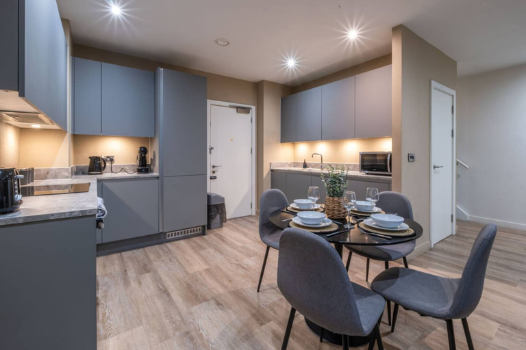 Room 2, Luxury Home Pool Table Free Parking Sleeps 8, Manchester
