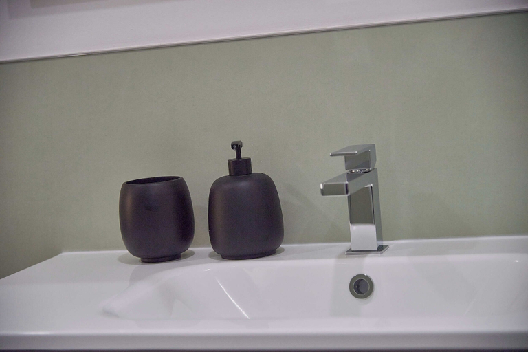 Bathroom 2, Casa Maggie, Savona