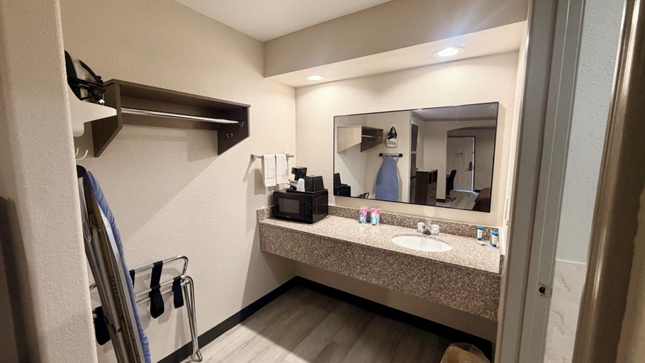 Bathroom 4, Luxury Inn & Suites Liberty, Liberty