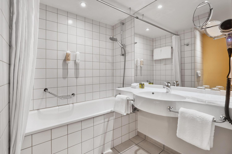 Bathroom 2, H+ Hotel Bochum, Bochum