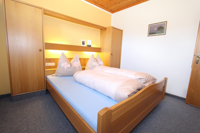 Bedroom 3, Cozy Holiday Apartment With Balcony Near ski Slope, Zell am See