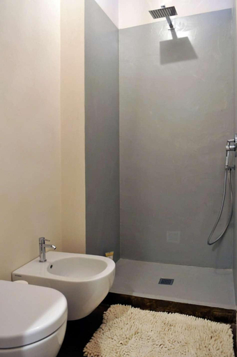 Bathroom 5, palazzo Trigona, Syracuse