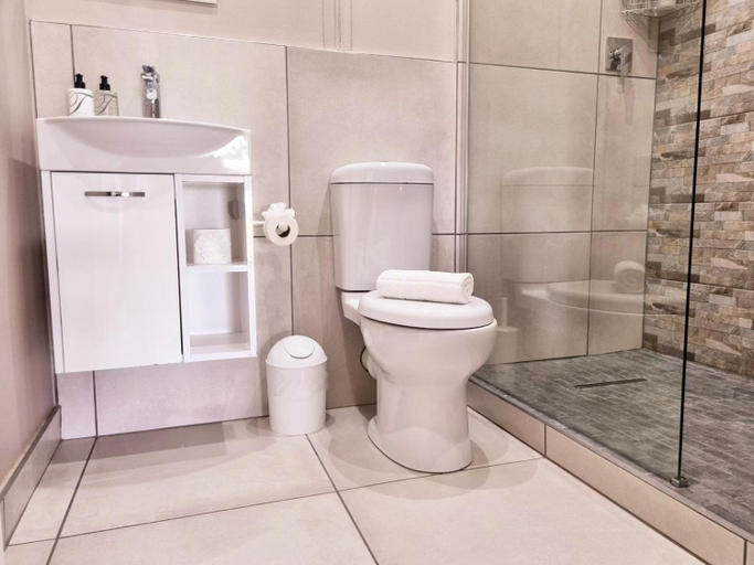 Bathroom 4, CasaMere, Pixley ka Seme