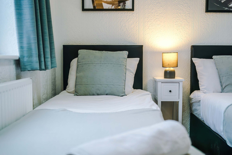 Room 3, Elite 5BR Manchester Hub Fast Wifi M56 Link, Manchester