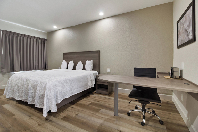 Bedroom 3, Red Roof Inn PLUS+ Galveston - Beachfront, Galveston