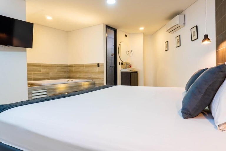 Bedroom 2, California City Hotel, Medellín