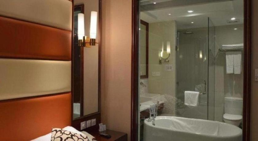 Bathroom 5, Wuxi Taihu Garden Hotel, Wuxi