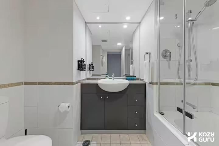 Bathroom 3, KozyGuru | Sydney CBD | 2 Bed Studio, Sydney