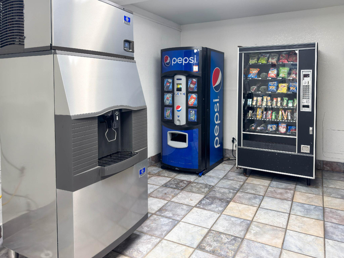 Food & Drinks, Motel 6 Omaha, NE - Central, Douglas