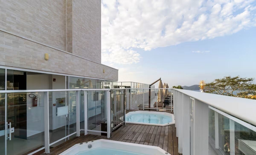 Outdoor spa tub, Apt w/ Pool 350m From Beach Bombinhas Vec121, Bombinhas