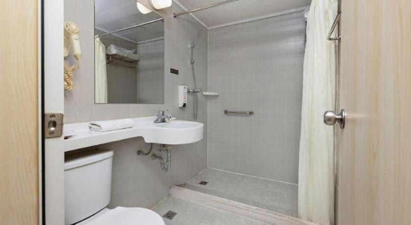 Bathroom 4, Jinjiang Inn Jiayuguan Chengxin Plaza, Jiayuguan