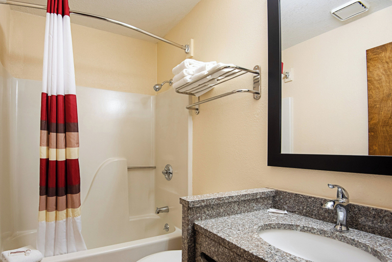 Bathroom 4, Red Roof Inn Cameron, De Kalb