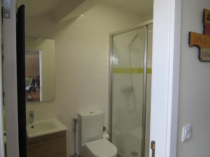 Bathroom 2, S.K.Y. Accommodations Family studios, Coimbra