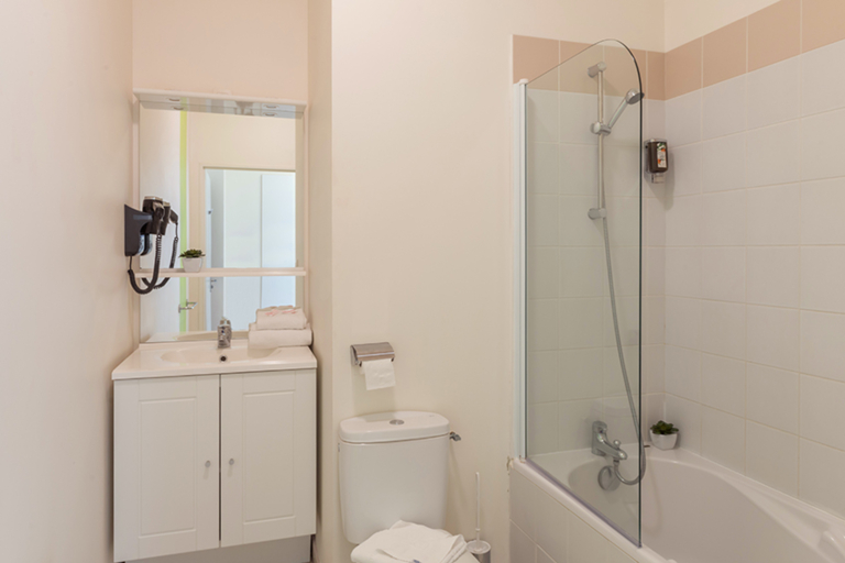 Bathroom 3, Appart City Confort Nantes Centre, Loire-Atlantique