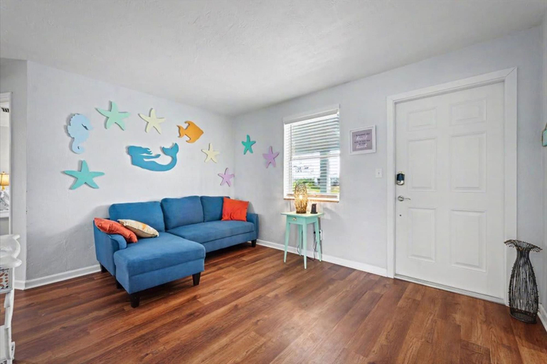 Room 4, Sea Turtle Bungalow Just 200 Ft to the Beach, Volusia